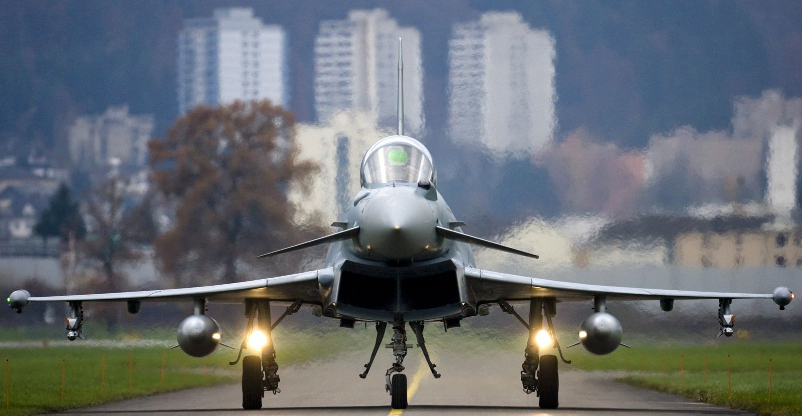 Un caza Eurofighter despega en una exhibición en Suiza.