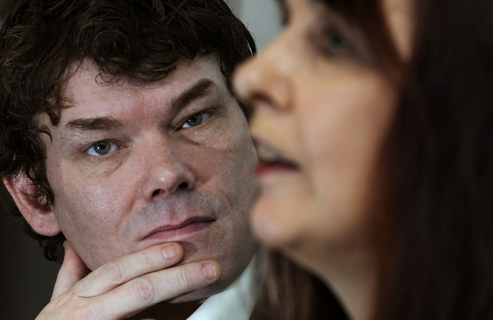 El hacker McKinnon y su madre, en una conferencia de prensa.