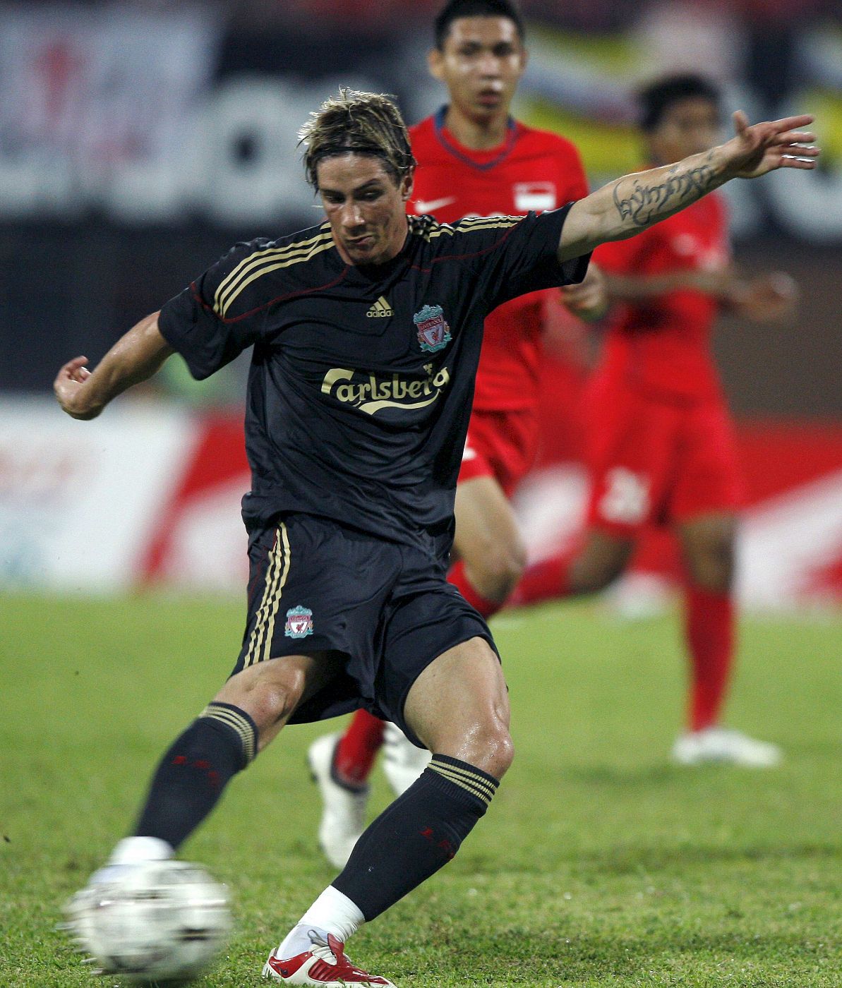 Torres, en acción en un amistoso contra la selección de Singapur.