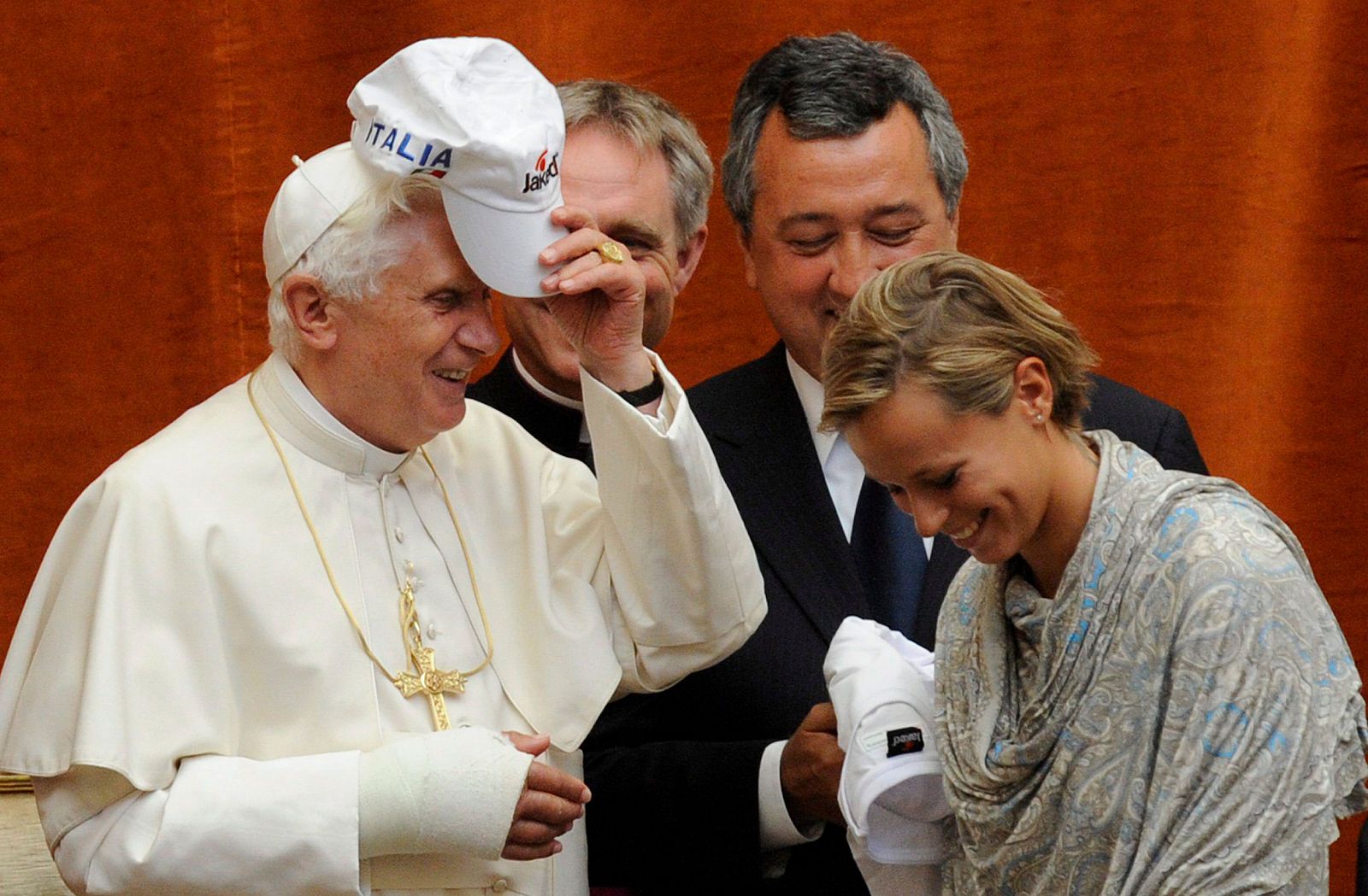 El papa Benedicto XVI recibe a los nadadores