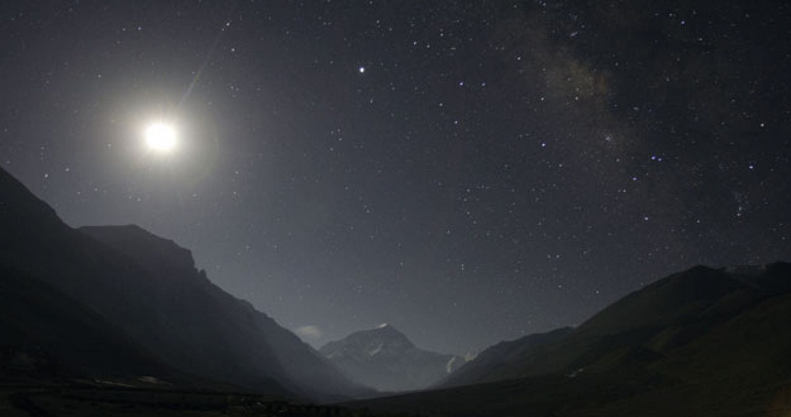 Un cielo con estrellas