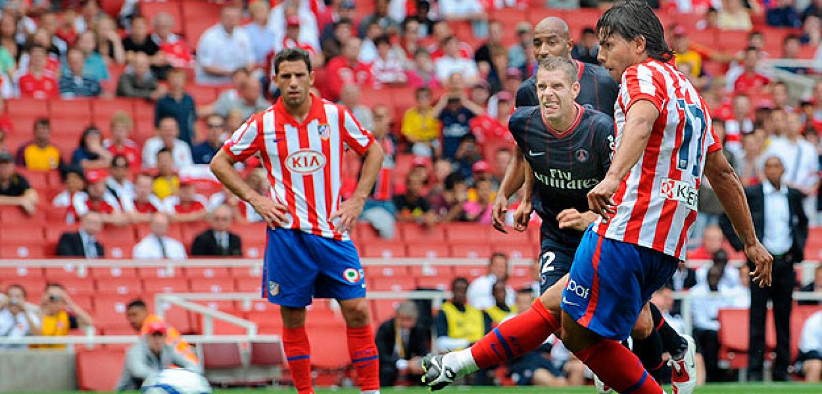 Los rojiblancos no pueden con el PSG y empatan a uno en Emirates Cup.