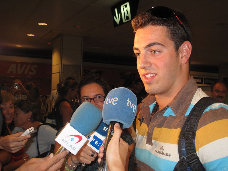 Rafa Muñoz atiende a los medios a su llegada a Barajas.