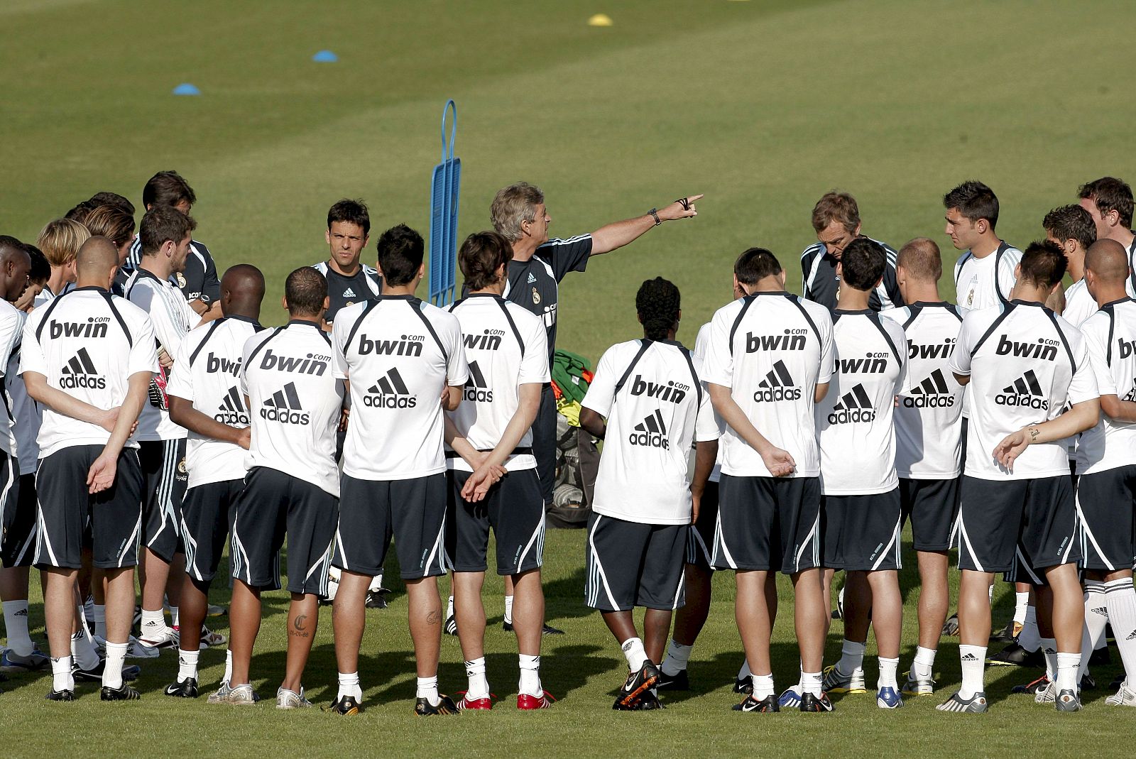 El técnico del Real Madrid, el chileno Manuel Pellegrini, se dirige a los jugadores durante el entrenamiento del equipo en Valdebebas.