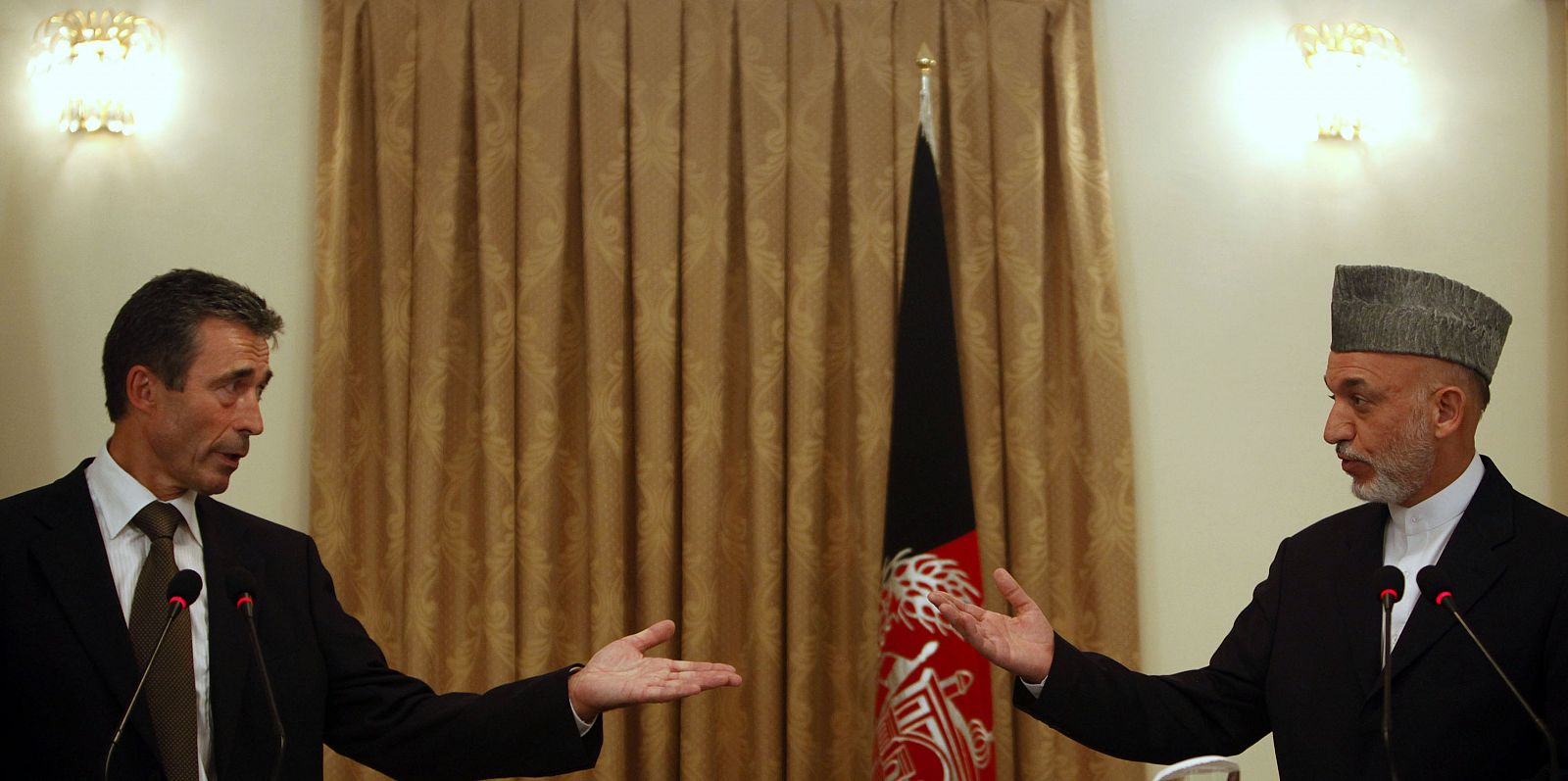 Rasmussen, con Karzai en una conferencia de prensa conjunta en Kabul.