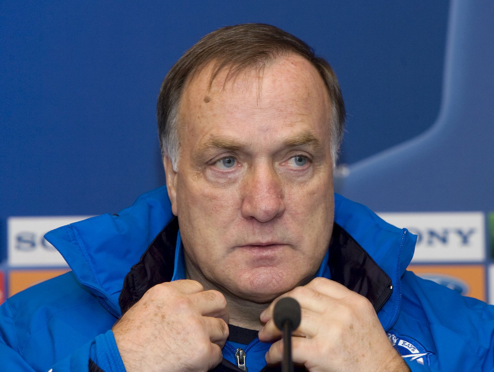 Dick Advocaat durante una conferencia en San Petesburgo.