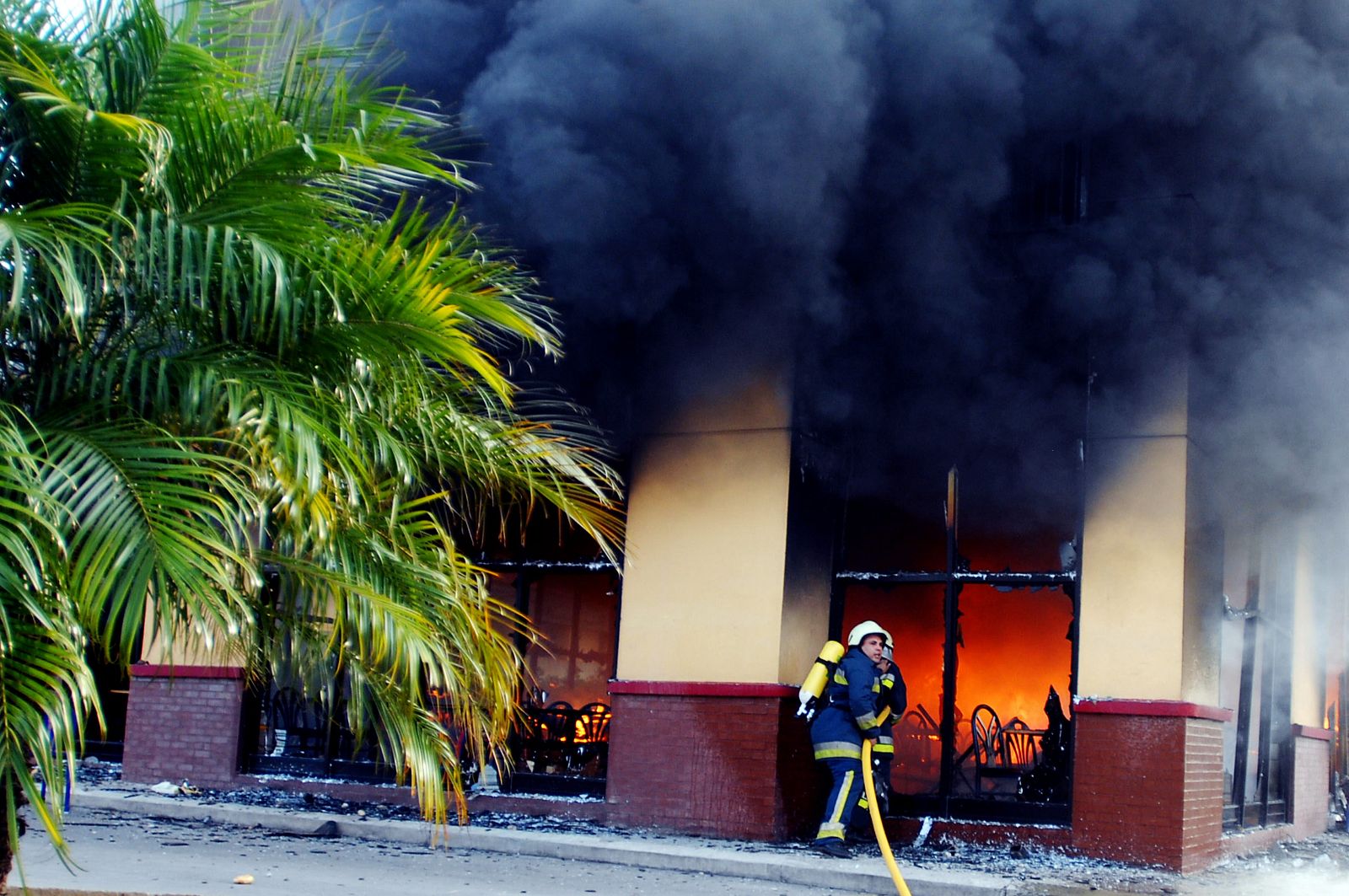 Bomberos tratan de extinguir el fuego en un restaurante de comida rápida