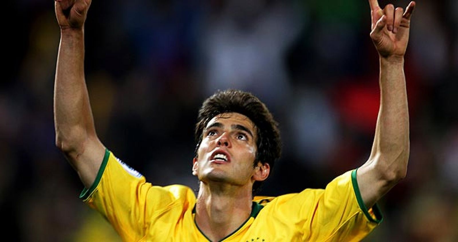 Kaká celebra sus goles apuntando al cielo.