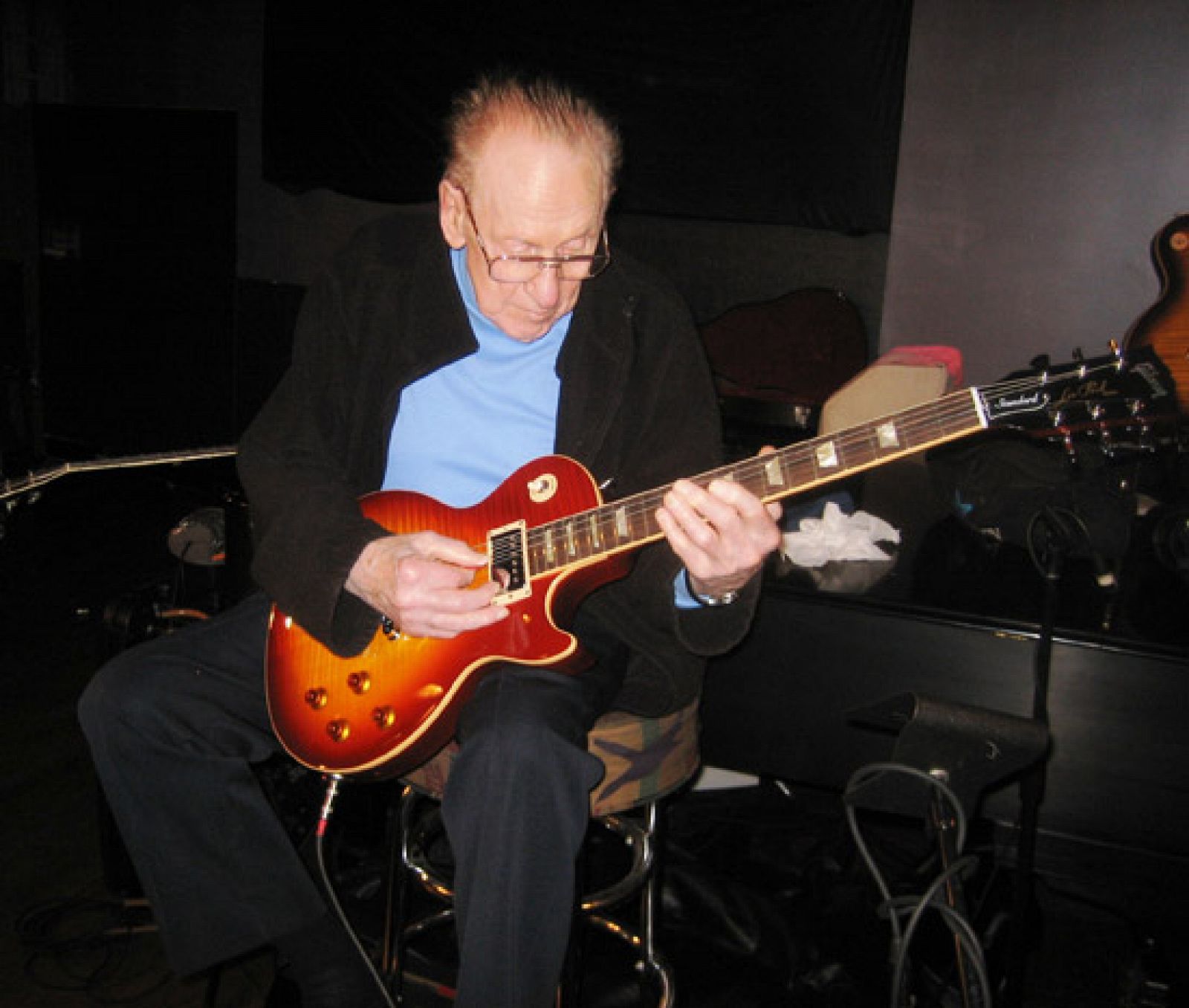 Les Paul, probando uno de los últimos modelos de la célebre guitarra Gibson Les Paul, en 2008.