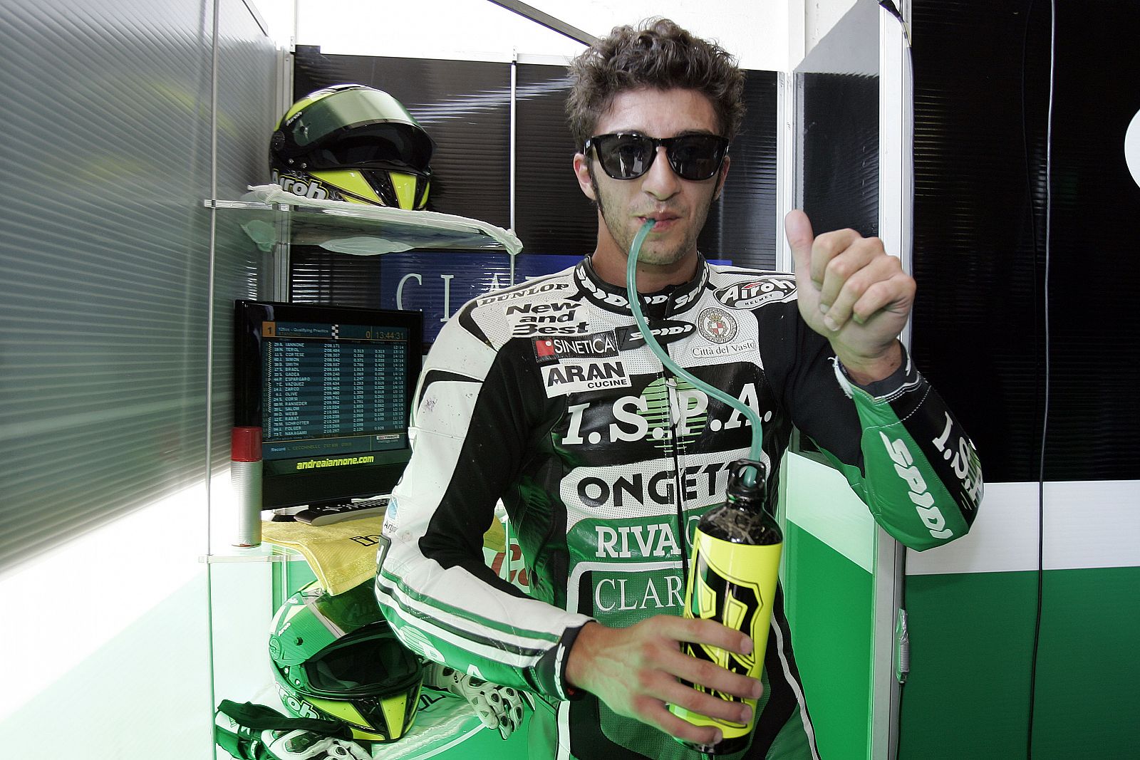 Andrea Iannone, así de feliz tras conseguir su segunda 'pole' del año.