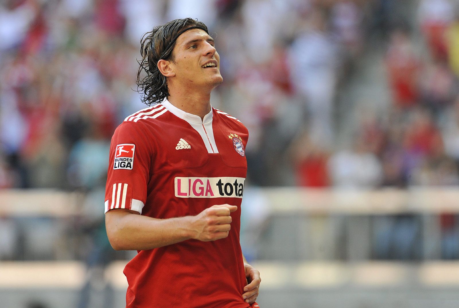 Mario Gomez del FC Bayern Munich celebra su gol contra el SV Werder Bremen