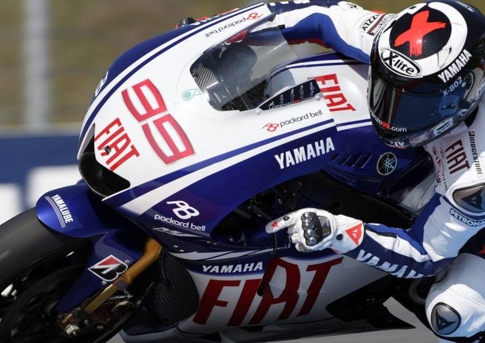 El piloto español de MotoGP Jorge Lorenzo del equipo Fiat Yamaha conduce su moto 