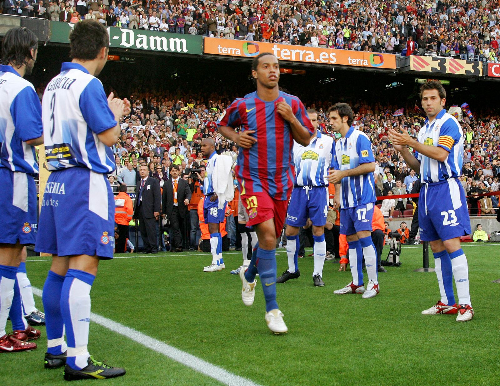 Ronaldinho siempre necesita salir el último del equipo a la hora de entrar al terreno de juego