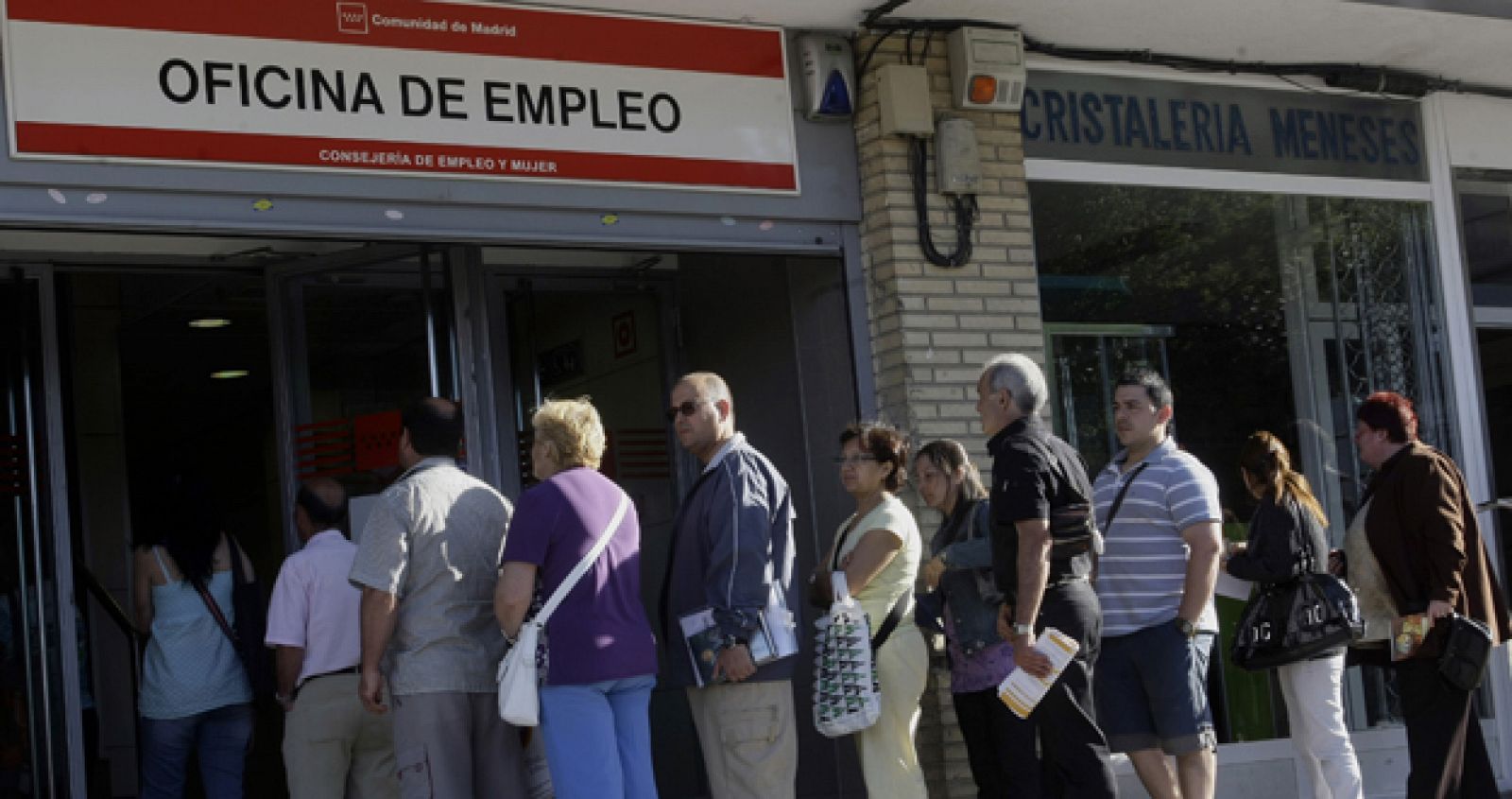 Un grupo de personas hacen cola en una de las oficinas del INEM en Madrid