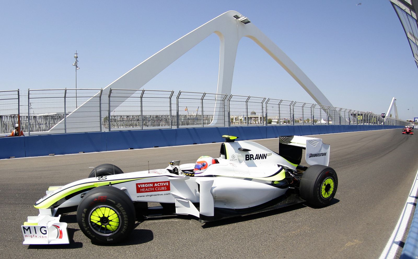El piloto brasileño de Brawn GP, Rubens Barrichello, ha ganado en el circuito urbano de Valencia.