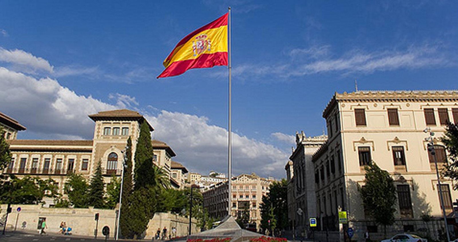 Fotografía de la bandera de 30 metros cuadrados sustraída esta madrugada en Granada