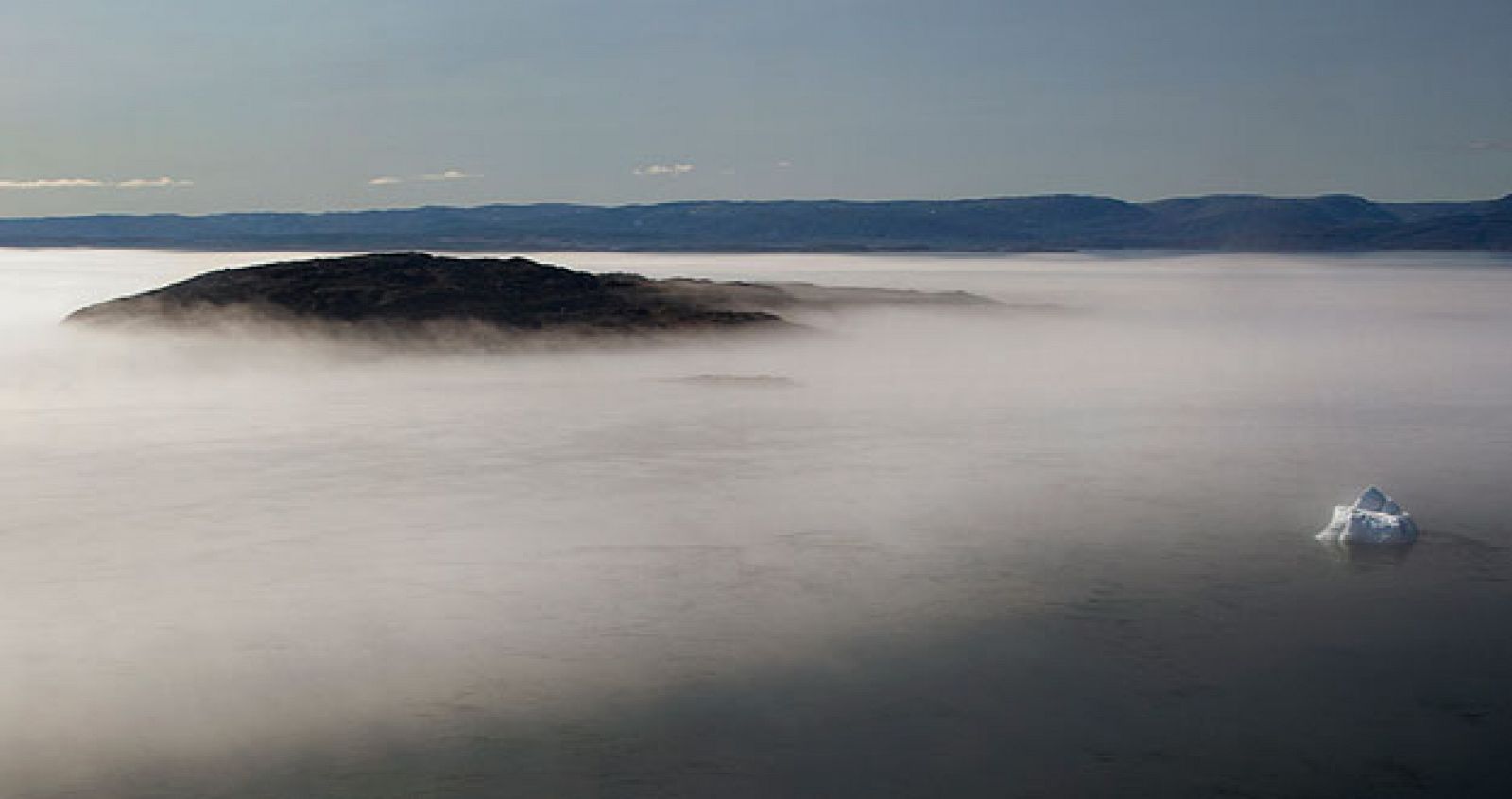 Niebla matutina del Ártico en Canadá