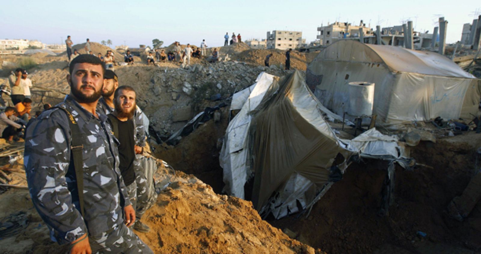 Miembros de las fuerzas de seguridad de Hamas permanecen en guardia cerca del tunel bombardeado por la aviación israelí en Rafah