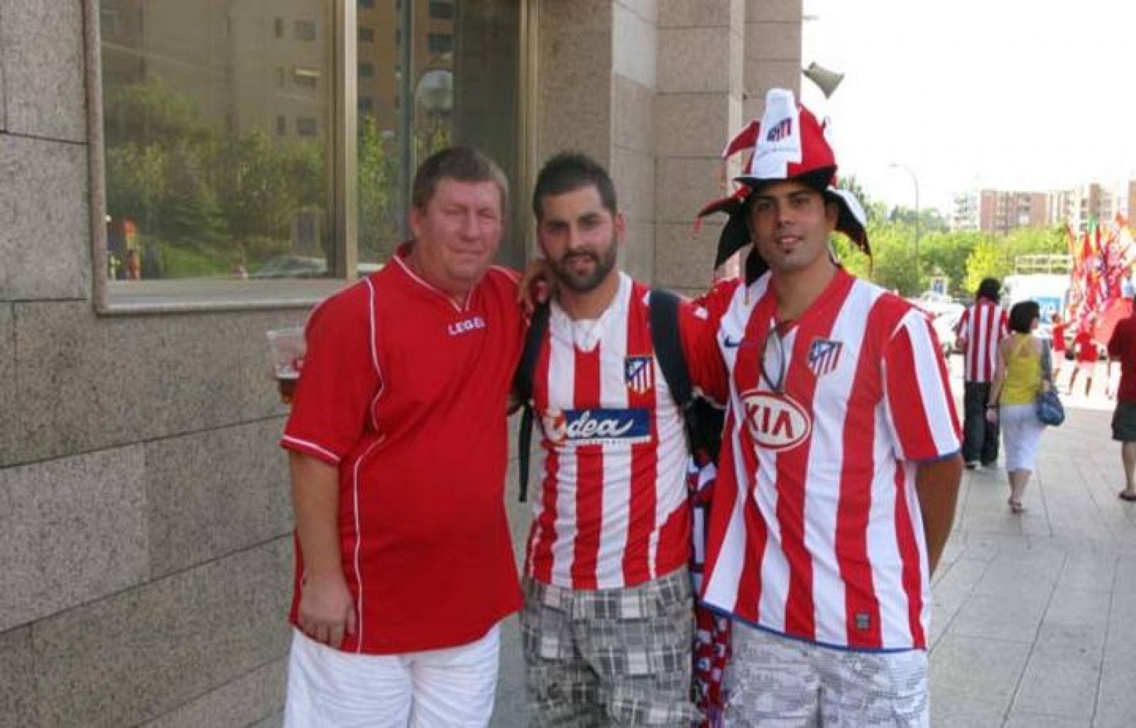 Aficionados ataviados con camisetas, gorros y bufandas para apoyar al conjunto rojiblanco en su último paso hacia la Champions.