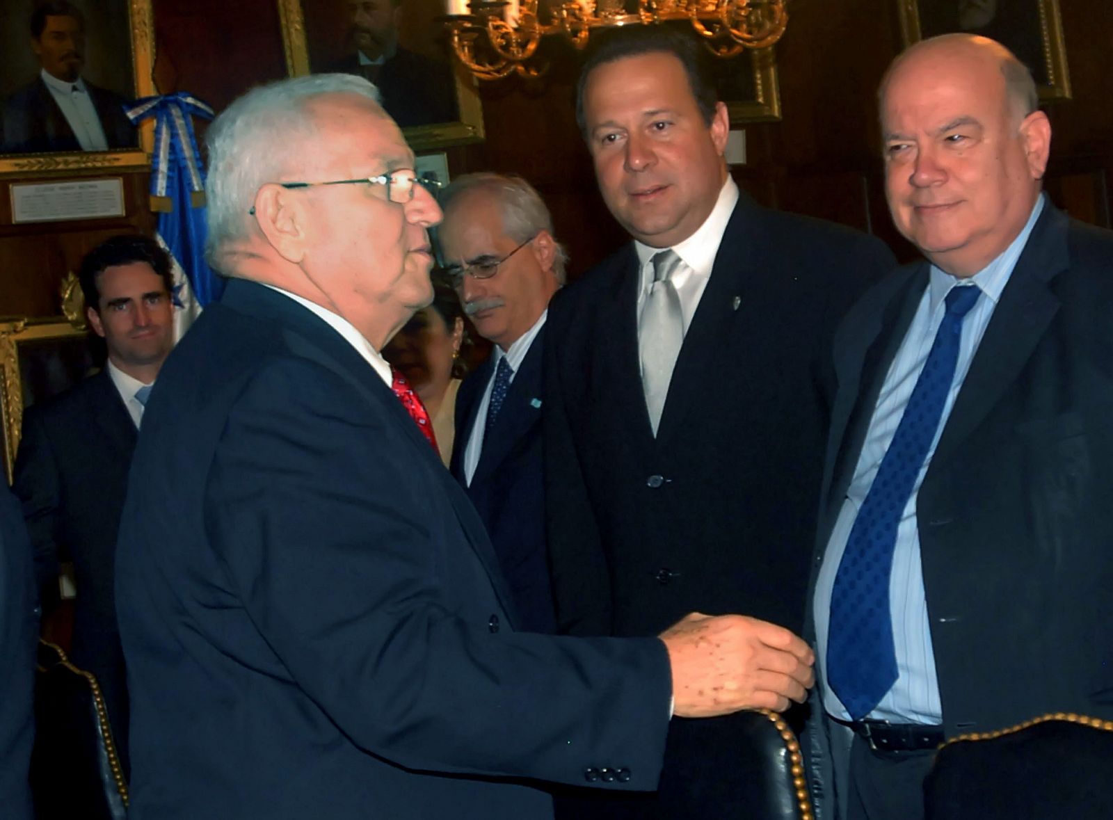 Micheletti (izquierda) saluda al secretario general de la OEA, José Miguel Insulza, junto al canciller de Panamá, Juan Carlos Varela.