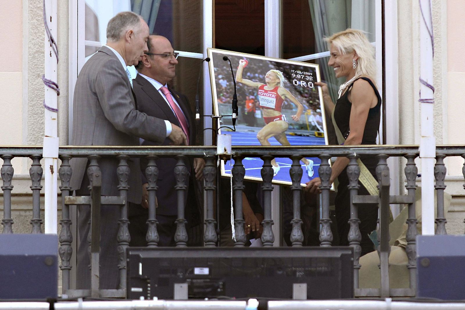 El alcalde de Palencia, Helidoro Gallego y el presidente de la Diputación, Enrique Martín, durante el homenaje que ha recibido la atleta Marta Domínguez recientemente proclamada campeona del mundo en 3.000 metros obstáculos.