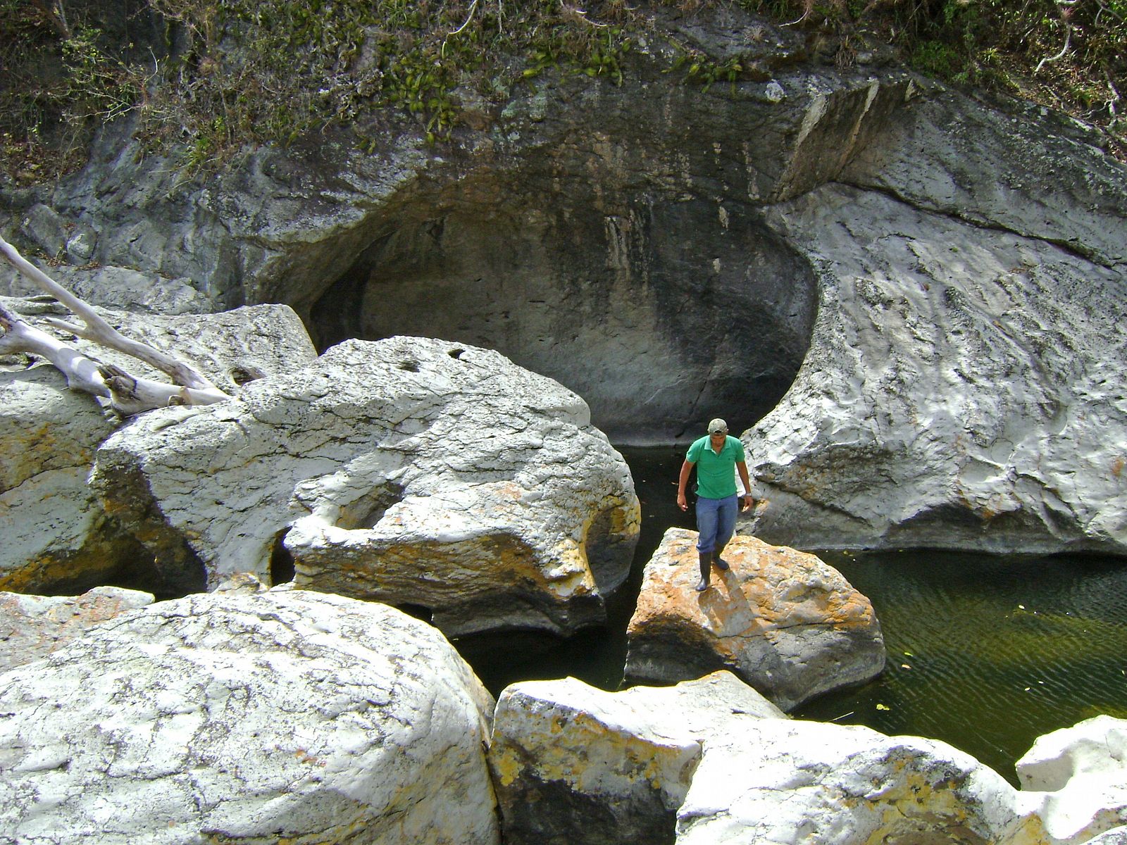 El cañón descubierto en Chontales (Nicaragua) con grandes piedras en medio del río.