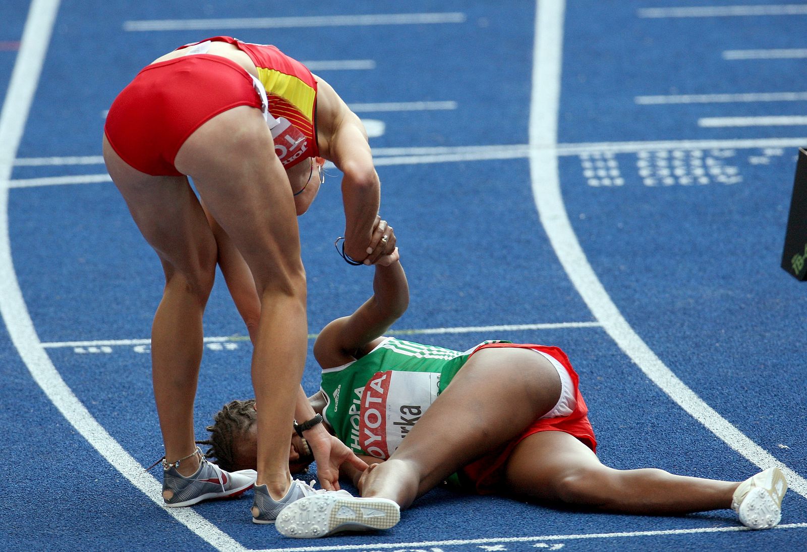 La española Natalia Rodríguez junto a la corredora etíope, Gelete Burka con la que tuvo un incidente que acabó con la corredora etíope por el suelo a falta de 200 metros. La española Natalia Rodríguez consiguió la victoria en la final de 1.500 metros
