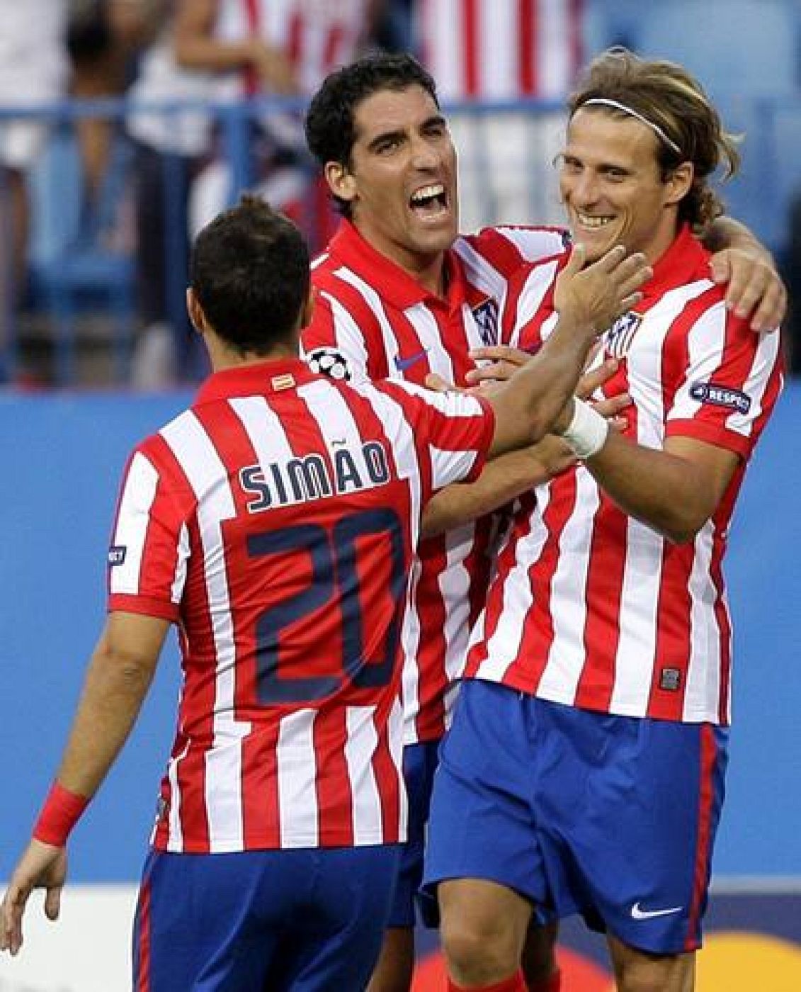El jugador del Atlético de Madrid, Diego Forlán (d), celebra su gol con sus compañeros Simao (i) y Raúl García, durante el partido de vuelta de la fase previa de la Liga de Campeones contra el Panathinaikos.