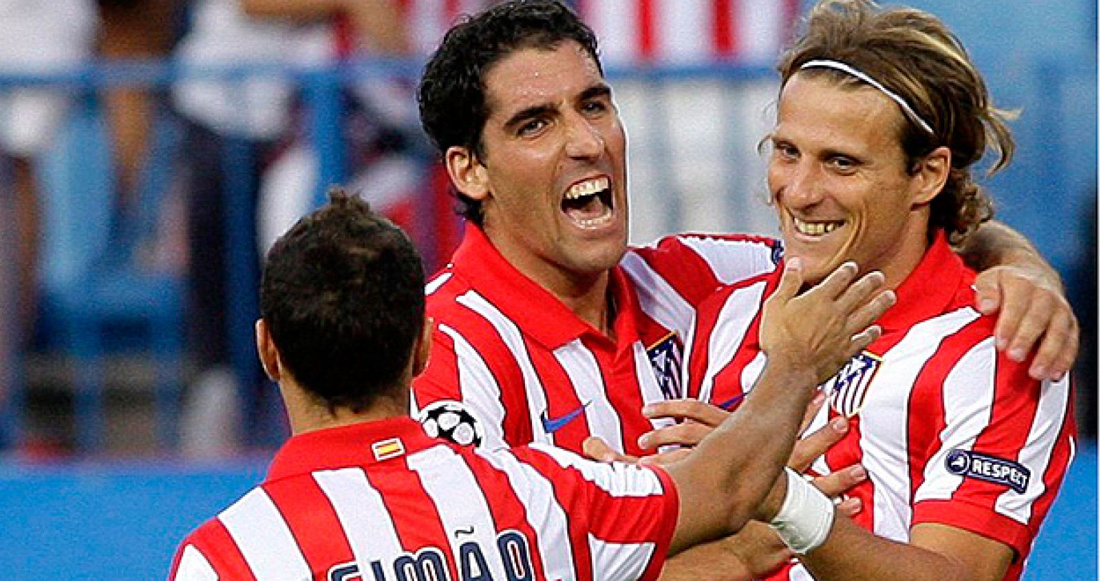 El jugador del Atlético de Madrid, Diego Forlán (d), celebra su gol con sus compañeros Simao (i) y Raúl García, durante el partido de vuelta de la fase previa de la Liga de Campeones contra el Panathinaikos.