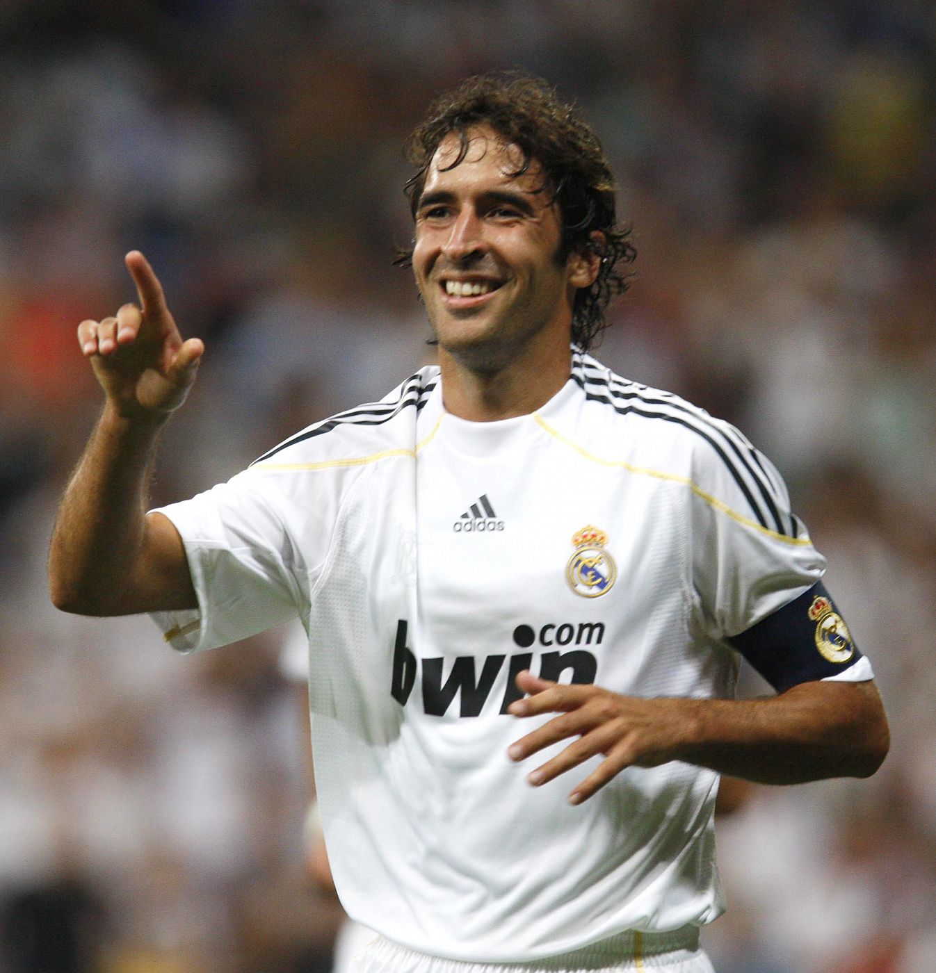 Raúl González, celebra su gol durante el encuentro del Trofeo Bernabéu que enfrenta al Rosenborg noruego y al Real Madrid.