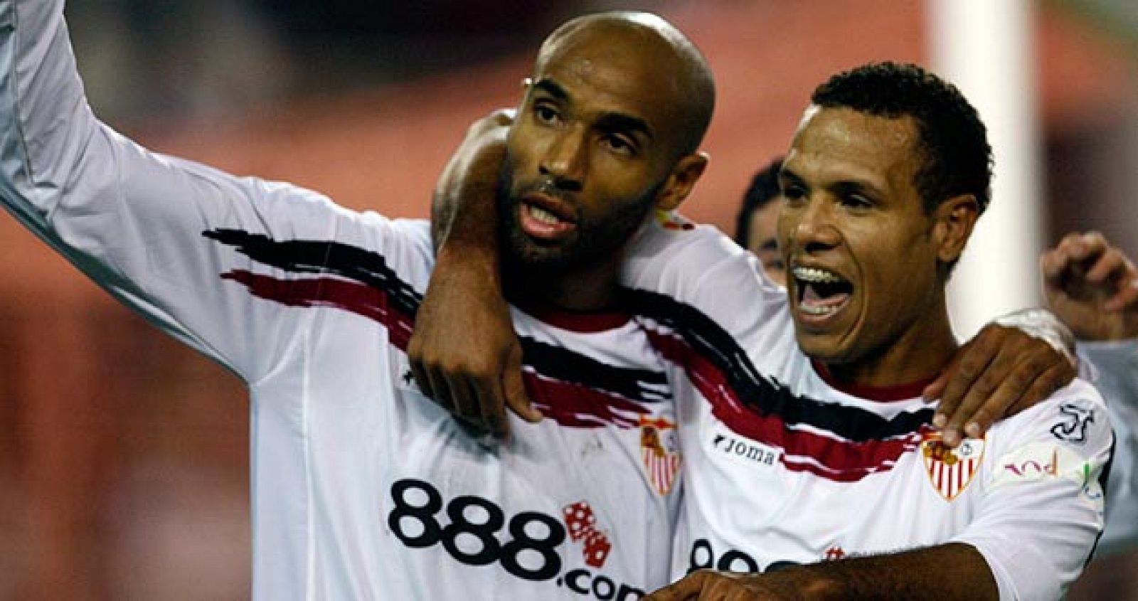 Kanouté y Luis Fabiano forman una de las delanteras más peligrosas de Europa.