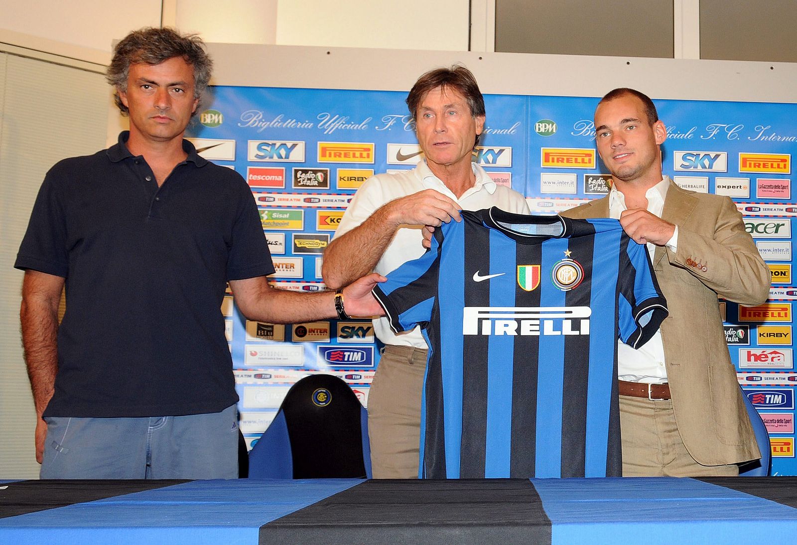 Wesley Sneijder posa junto al director técnico del Inter, Gabriele Oriali, y el entrenador, Jose Mourinho.