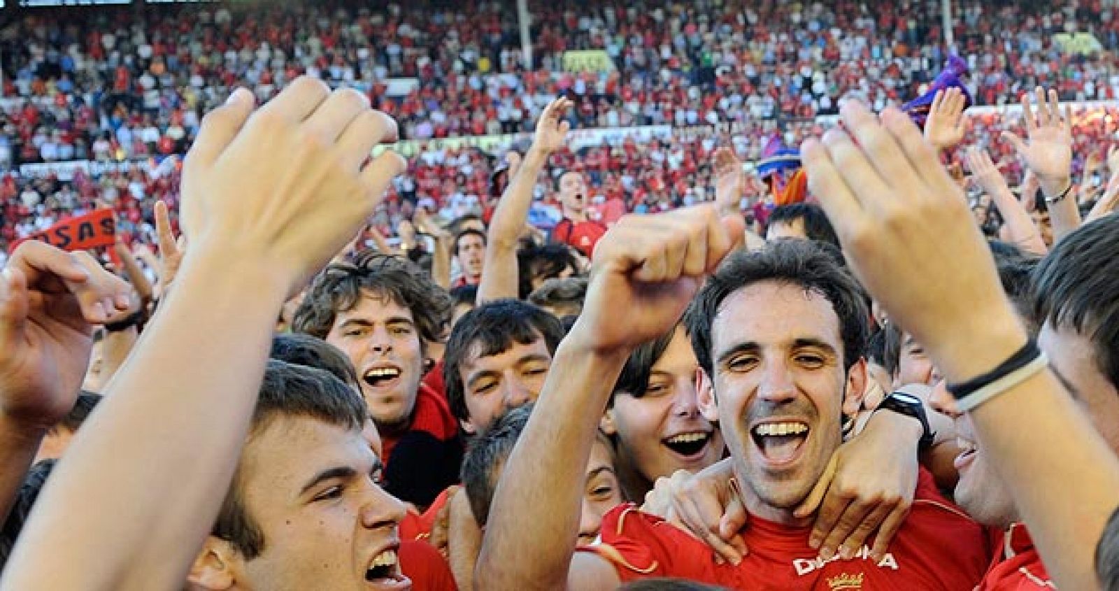 Los jugadores de Osasuna celebrando la permanencia la pasada campaña.