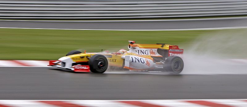 El piloto español de Fórmula Uno, Fernando Alonso, de Renault, durante los entrenamientos del Gran Premio de Bélgica, en el circuito de Spa-Francorchamps.