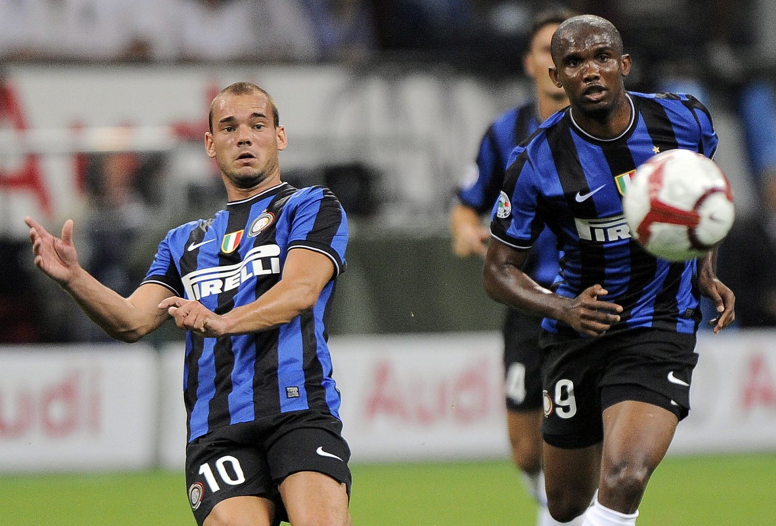 Sneijder y Eto'o, al que anularon un gol, jugaron juntos por primera vez en el Inter de Milán