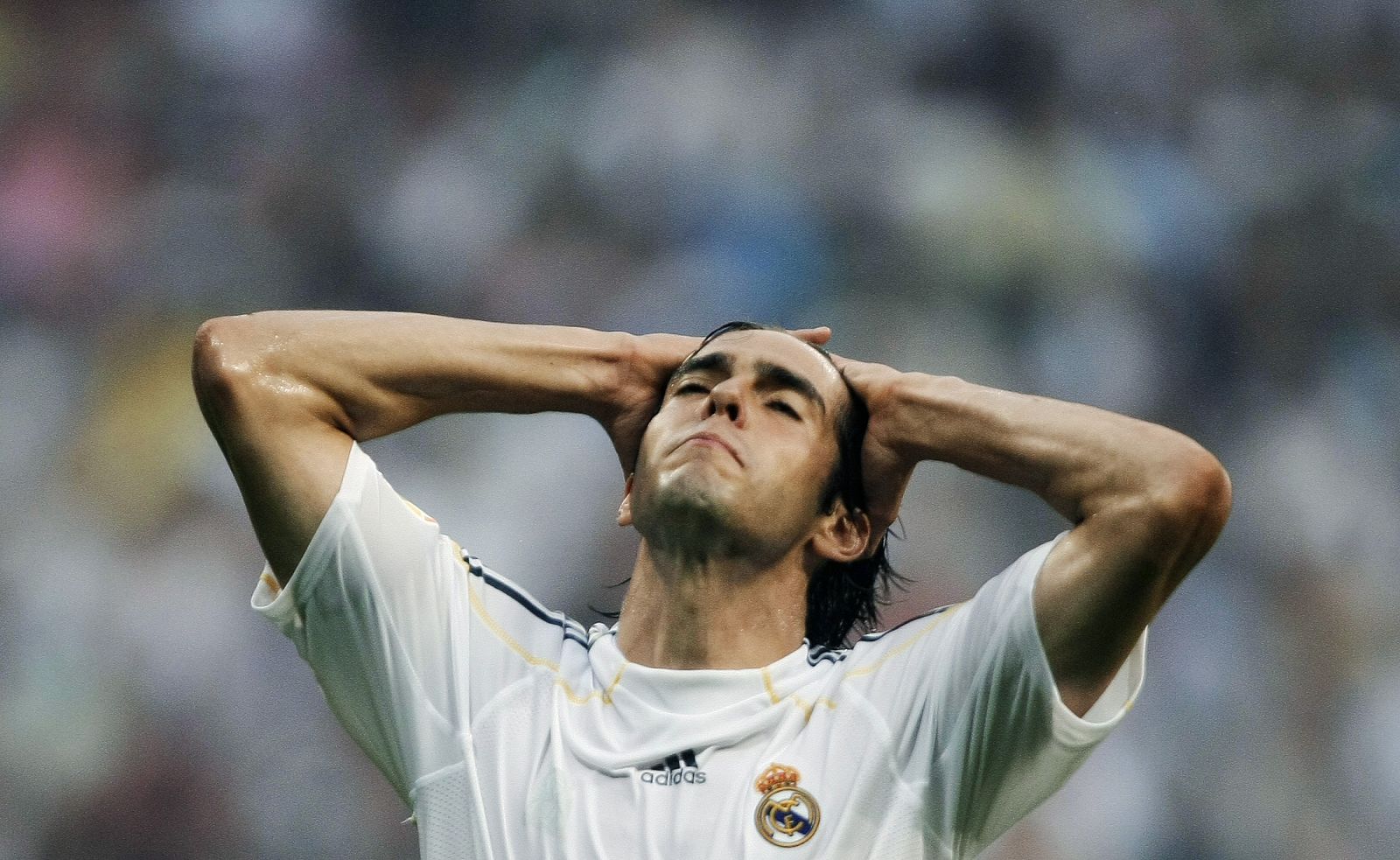 Kaká reacciona tras fallar una oportunidad de gol ante el Deportivo de La Coruña.