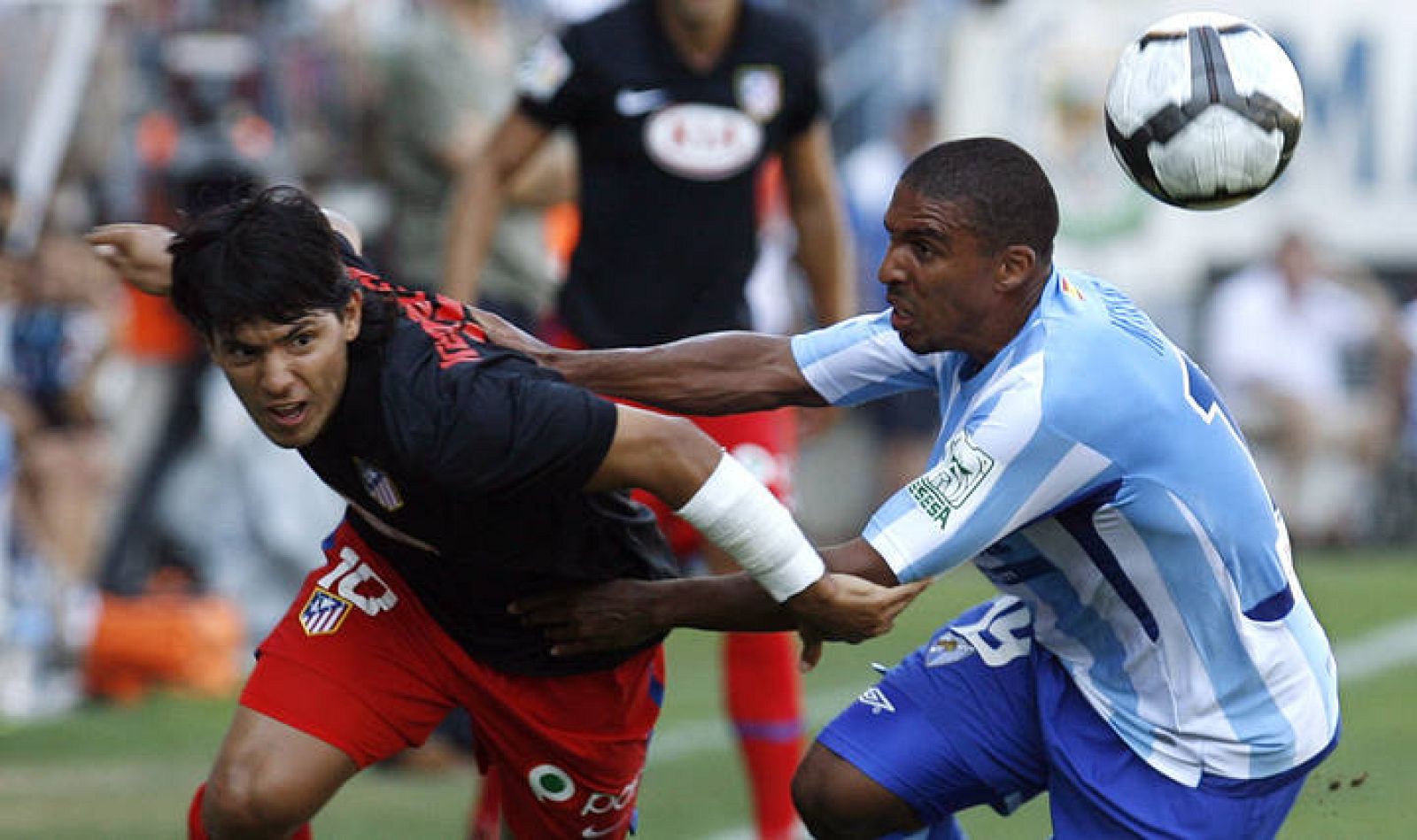 Agüero lucha por el balón con el malaguista Mtiliga.