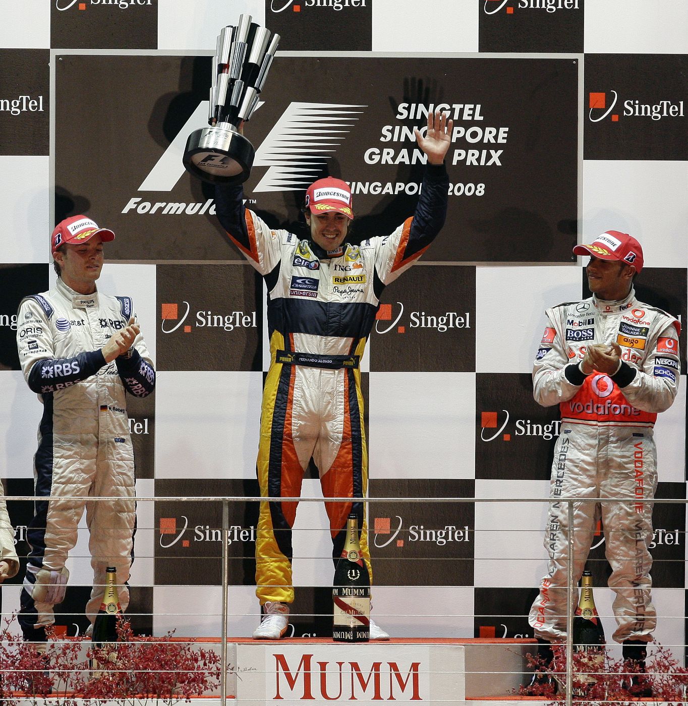 Fernando Alonso ganó el GP de Singapur en 2008, beneficiado por un accidente de su actual ex compañero Nelsinho Piquet.