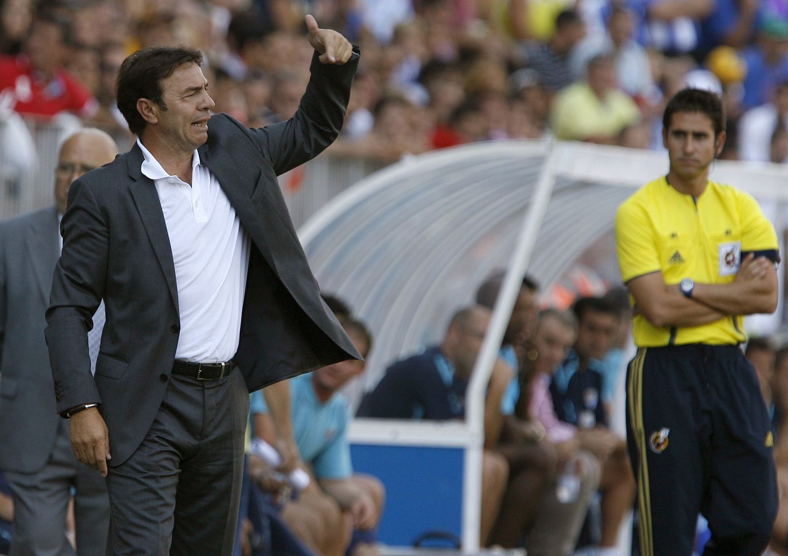 Abel Resino da instrucciones a sus jugadores durante un partido contra el Málaga.