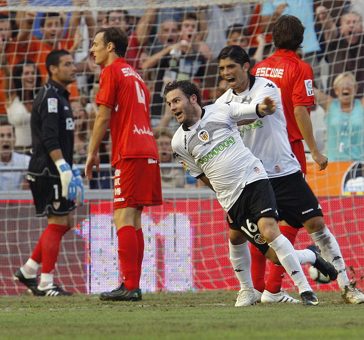 Juan Mata celebra el gol que marcó al Sevilla, el primero del 2-0 lograod en Metalla.