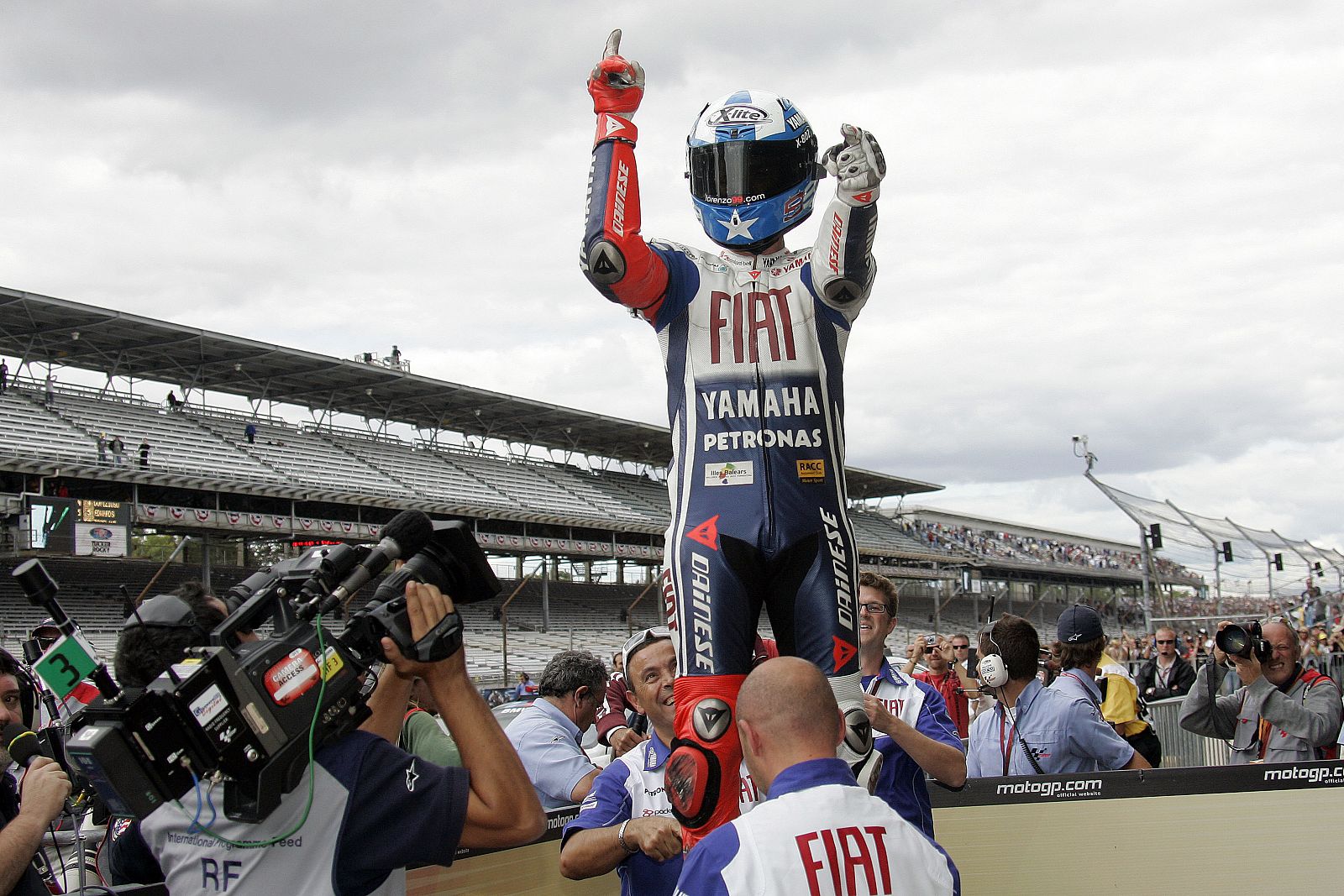 Lorenzo celebró su tercera victoria con entusiasmo.