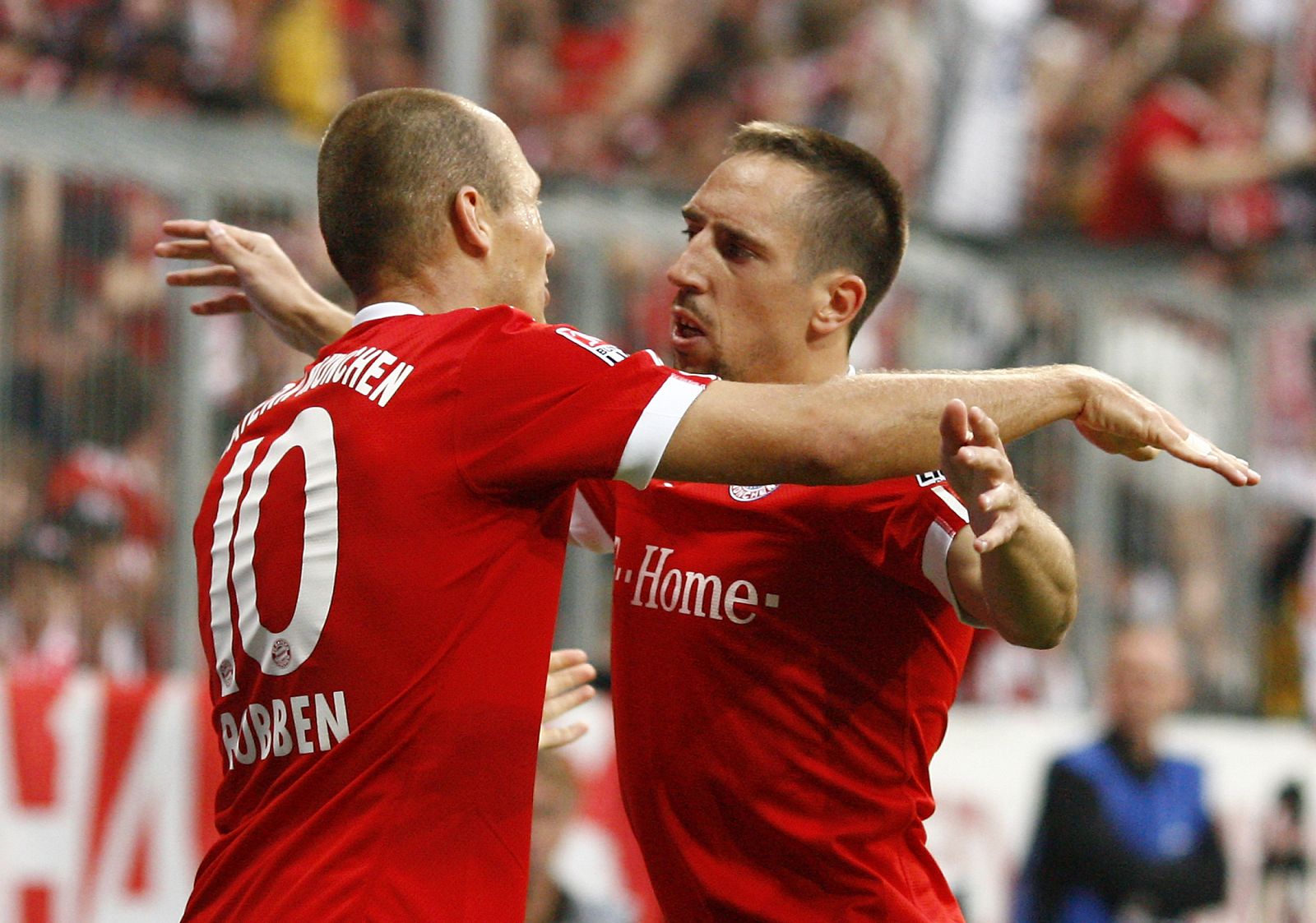 Arjen Robben y Franck Ribery celebran el tercer gol del Bayern ante el Wolfsburgo