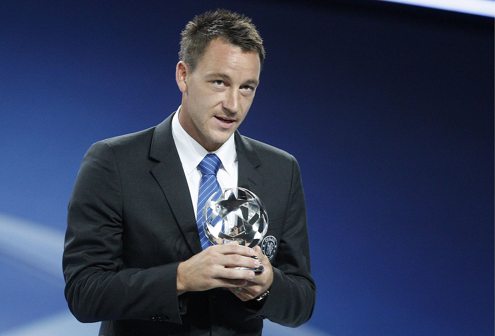 Terry posa con el trofeo de mejor defensa de la pasada Champions League.