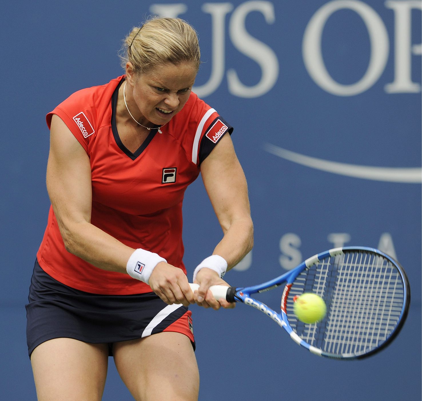 La tenista belga Kim Clijsters devuelve la pelota a la ucraniana Viktoriya Kutuzova