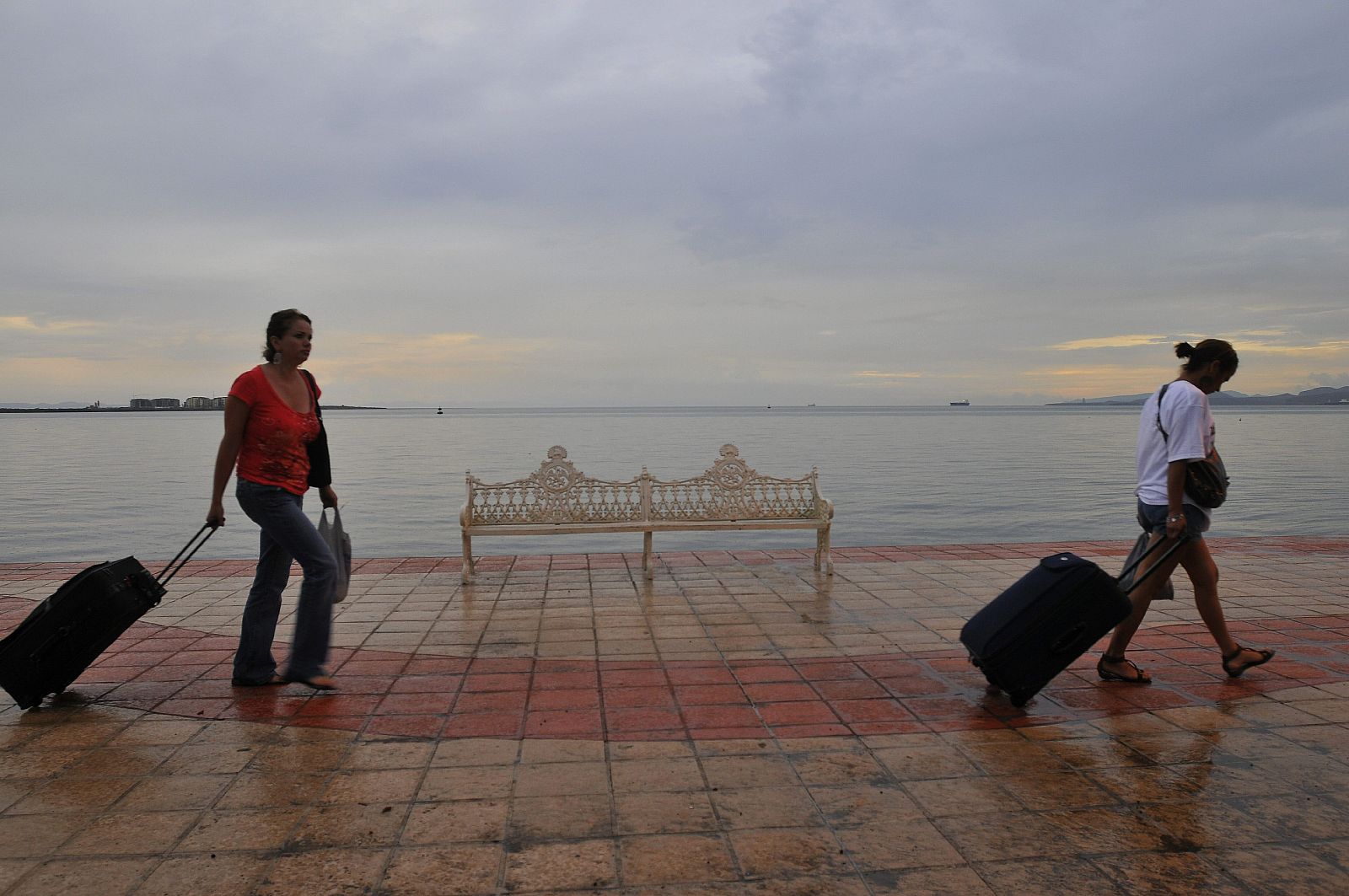 Dos mujeres se dirigen a los albergues temporales ante la llegada del huracán 'Jimena' en La Paz (Baja California).
