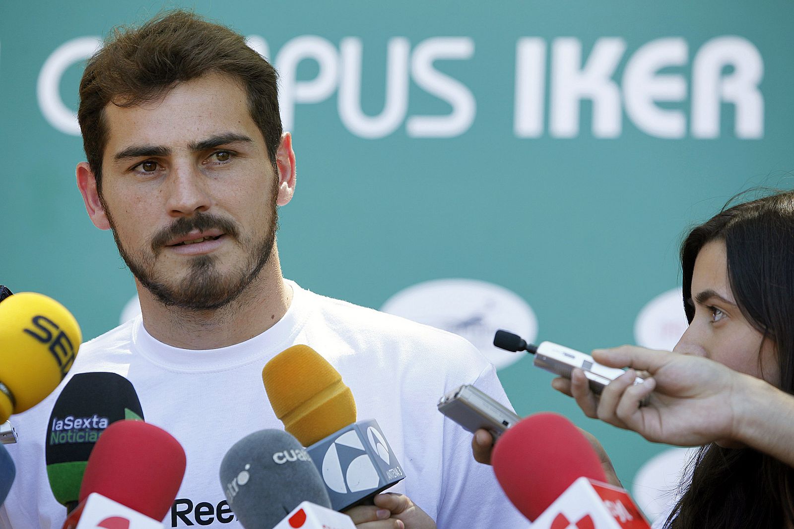 El portero del Real Madrid, Iker Casillas, atiende a los medios