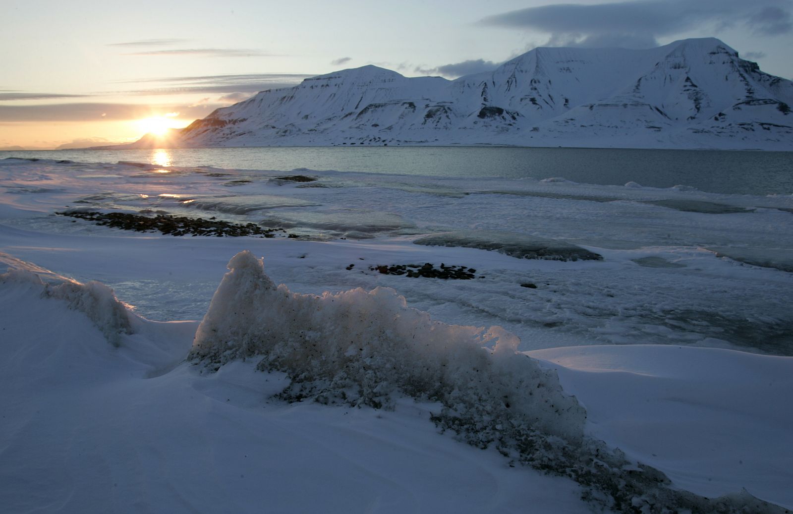 Imagen de una puesta de sol en el pueblo del Ártico noruego de Longyearbyen.