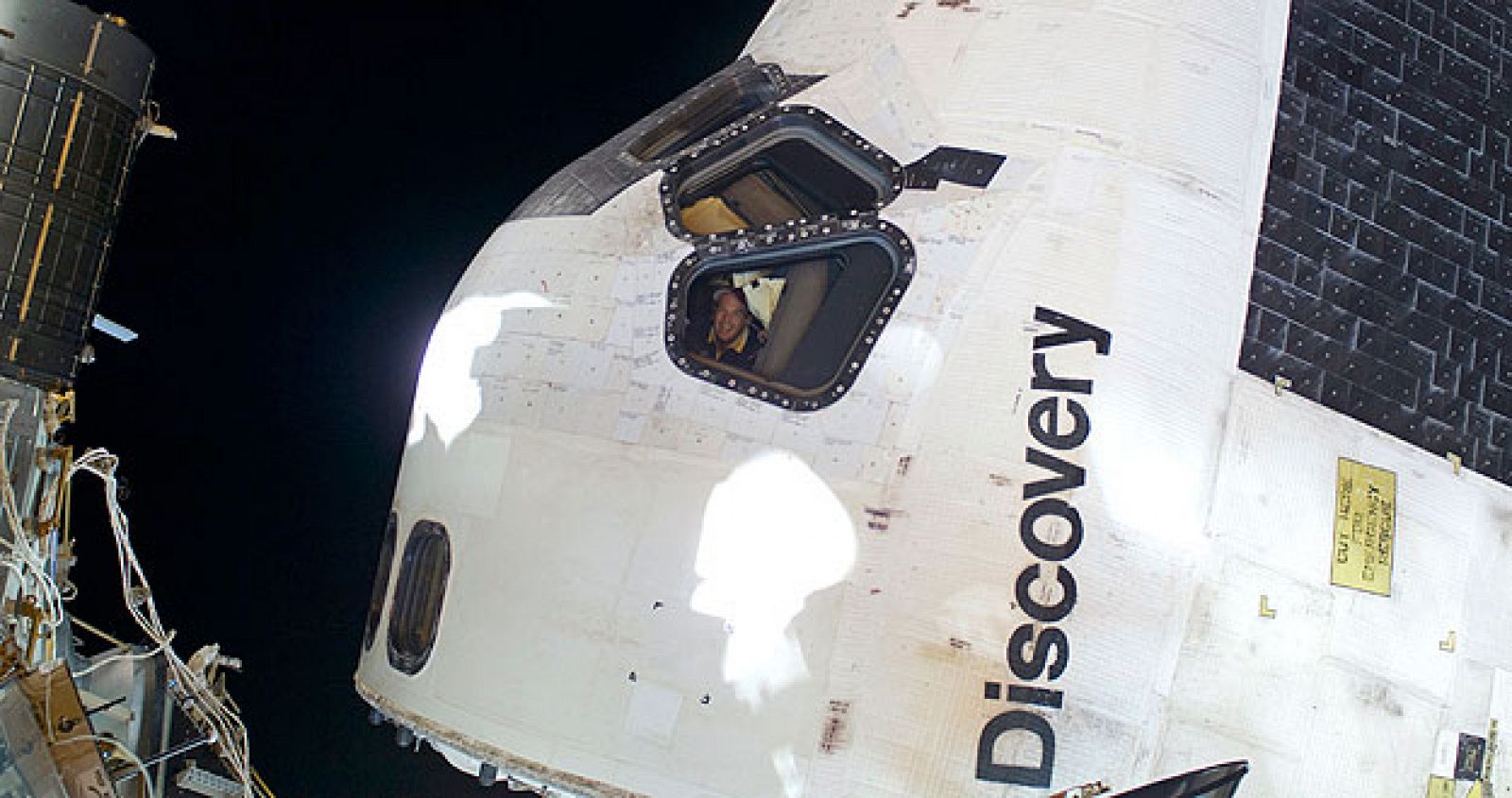 El transbordador Discovery, que llegó el domingo a la plataforma espacial