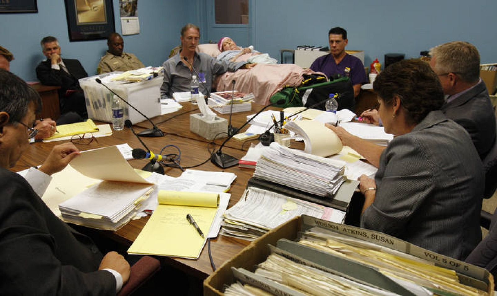 La asesina de Sharon Tate y seguidora de Charles Manson, Susan Atkins, tendida en una cama junto a su marido y abogado, James Whitehouse, durante la vista acerca de la libertad condicional solicitada por su débil estado de salud. 