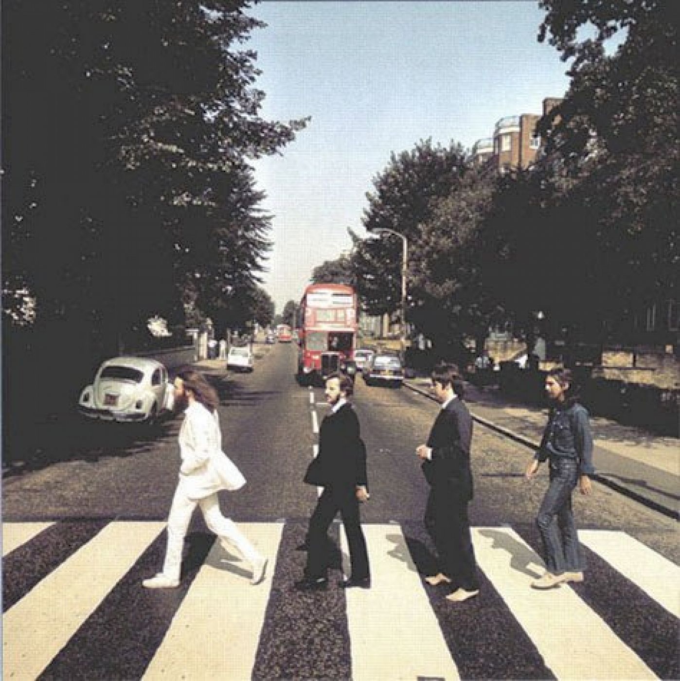 Una de las seis fotografías realizadas por Ian Macmillan el 8 de agosto de 1969, a las 10.00 de la mañana, con los cuatro 'beatles' cruzando el paso de cebra frente a los estudios de Abbey Road, en este caso en sentido inverso a la que finalmente fue elegida como portada del disco.
